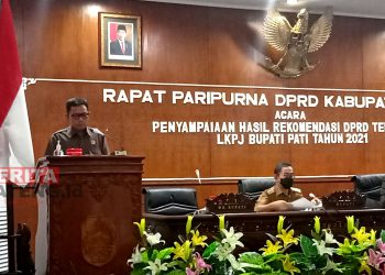 Anggota Komisi B DPRD Pati, Narso saat menyampaikan pandangan dewan terhadap LKPJ Bupati Pati Tahun Anggaran 2021. (ARF/Beritajateng.id)