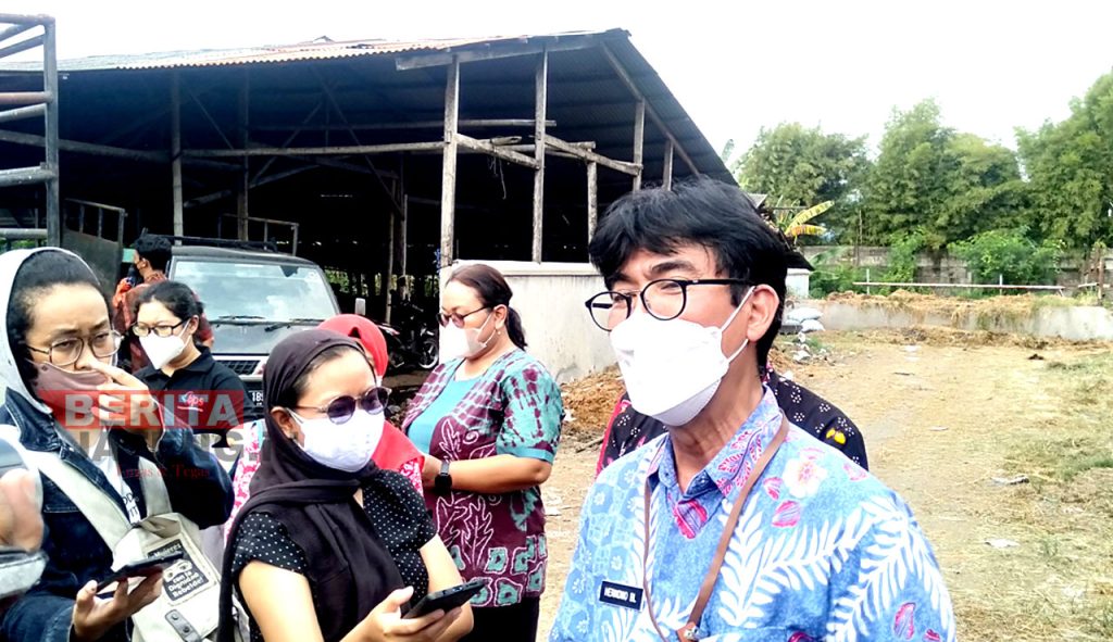Kepala Dinas Pertanian Kota Semarang, Hernowo Budi Luhur saat menjelaskan terkait gejala virus PMK di RPH Penggaron Semarang, Kamis (12/05). (ADI/Koran Lingkar)