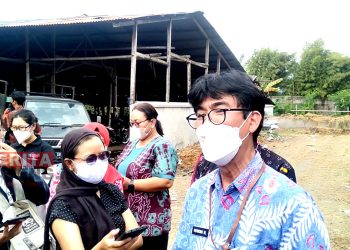 Kepala Dinas Pertanian Kota Semarang, Hernowo Budi Luhur saat menjelaskan terkait gejala virus PMK di RPH Penggaron Semarang, Kamis (12/05). (ADI/Koran Lingkar)