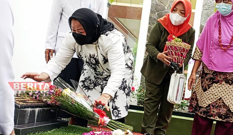 Dra. Hj. Suhartini Gelar Acara Halal Bihalal Bersama Karyawan RS. Mitra Bangsa Pati 1 Dra. Hj. Suhartini Gelar Acara Halal Bihalal Bersama Karyawan RS. Mitra Bangsa Pati