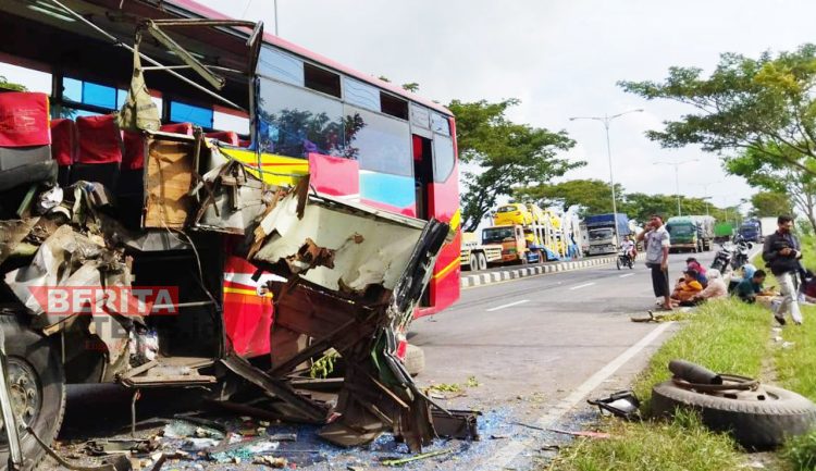 Kecelakaan Bus di JLS Pati, Kondisi Kendaraan Remuk 1 Kecelakaan Bus di JLS Pati, Kondisi Kendaraan Remuk