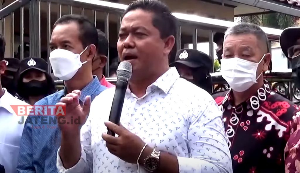 Ketua DPRD Pati, Ali Badrudin saat menyampaikan dukungan terhadap ribuan nelayan yang melakukan aksi demonstrasi di depan gedung DPRD Pati, Sabtu (14/05). (ARF/Beritajateng.id)