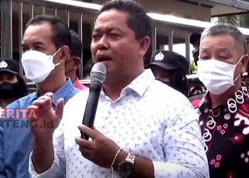 Ketua DPRD Pati, Ali Badrudin saat menyampaikan dukungan terhadap ribuan nelayan yang melakukan aksi demonstrasi di depan gedung DPRD Pati, Sabtu (14/05). (ARF/Beritajateng.id)