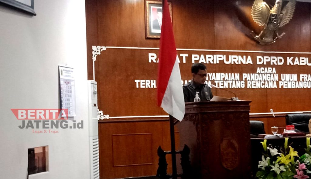 Anggota DPRD Pati dari Komisi B, Narso saat membacakan pandangan umum tiap fraksi pada Rapat Paripurna yang membahas Raperda Pembangunan Industri Pati. (ARF/Beritajateng.id)