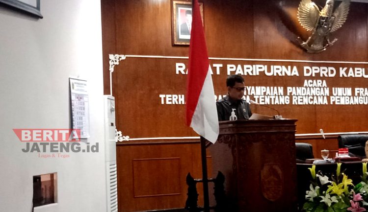 Anggota DPRD Pati dari Komisi B, Narso saat membacakan pandangan umum tiap fraksi pada Rapat Paripurna yang membahas Raperda Pembangunan Industri Pati. (ARF/Beritajateng.id)