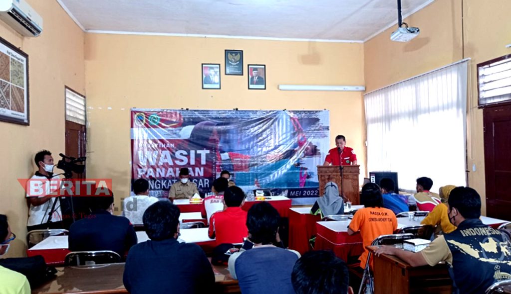 Ketua Komisi B DPRD Pati, Soetarto Oerthesa saat menyampaikan sambutan pada acara Pelatihan Wasit Panahan di aula Dinporapar Pati, Selasa (10/05). (ARF/Beritajateng.id)