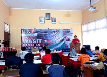 Ketua Komisi B DPRD Pati, Soetarto Oerthesa saat menyampaikan sambutan pada acara Pelatihan Wasit Panahan di aula Dinporapar Pati, Selasa (10/05). (ARF/Beritajateng.id)