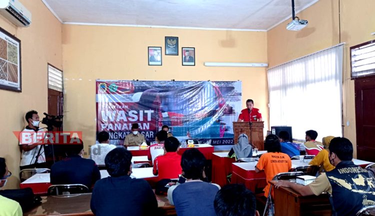 Ketua Komisi B DPRD Pati, Soetarto Oerthesa saat menyampaikan sambutan pada acara Pelatihan Wasit Panahan di aula Dinporapar Pati, Selasa (10/05). (ARF/Beritajateng.id)