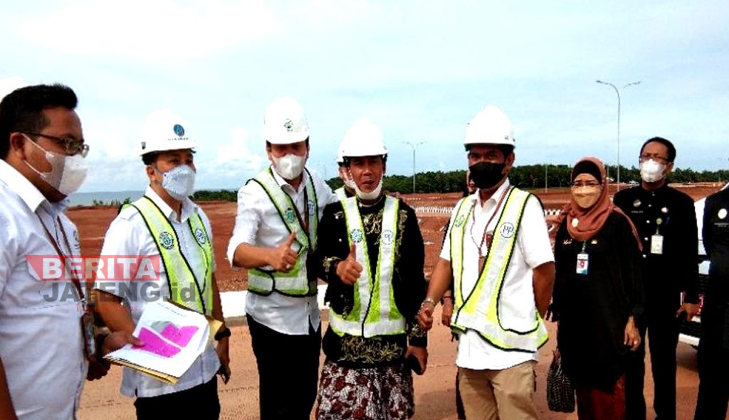 Bupati Batang, Wihaji bersama pimpinan Kawasan Industri Terpadu Batang meninjau lokasi yang akan dibangun pabrik di KIT Batang. (Istimewa)