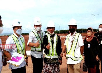 Bupati Batang, Wihaji bersama pimpinan Kawasan Industri Terpadu Batang meninjau lokasi yang akan dibangun pabrik di KIT Batang. (Istimewa)