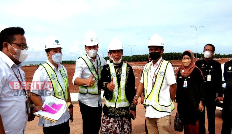 Bupati Batang, Wihaji bersama pimpinan Kawasan Industri Terpadu Batang meninjau lokasi yang akan dibangun pabrik di KIT Batang. (Istimewa)