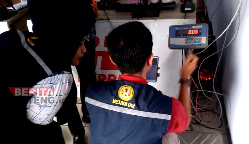 Pengecekan alat ukur pada penyedia jasa ekspedisi. (RTW/Koran Lingkar)