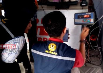 Pengecekan alat ukur pada penyedia jasa ekspedisi. (RTW/Koran Lingkar)