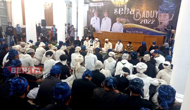 Masyarakat Badui menggelar Seba Badui di Gedung Pendopo Pemprov Banten yang dihadiri Wakil Gubernur Andika Hazrumy dan pejabat lainnya. (Istimewa)