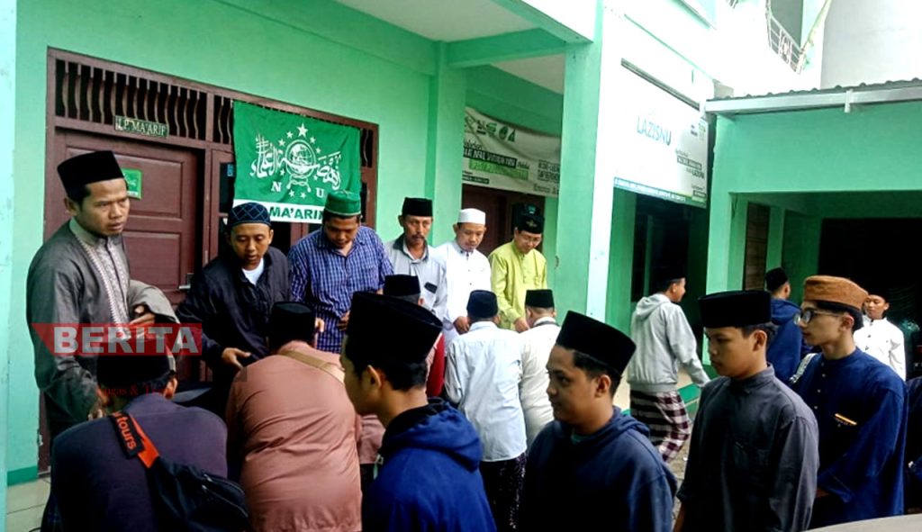 Para santri yang akan berangkat ke pondok pesantren Lirboyo Kediri bersalaman kepada para ulama PCNU Kabupaten Pati. (ITD/Koran Lingkar)