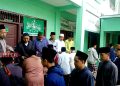 RMI PCNU Pati Fasilitasi Puluhan Santri Berangkat ke Ponpes Lirboyo Kediri 19 Para santri yang akan berangkat ke pondok pesantren Lirboyo Kediri bersalaman kepada para ulama PCNU Kabupaten Pati. (ITD/Koran Lingkar)