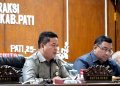 Rapat Paripurna DPRD Pati, Bupati Tanggapi Pandangan Umum Fraksi terkait Raperda Rencana Pembangunan Industri 18 Ketua DPRD Pati, Ali Badrudin saat memimpin rapat paripurna bersama Wakil Ketua I Joni Kurnianto dan Wakil Ketua II H. Hardi, baru-baru ini. (ARF/Beritajateng.id)