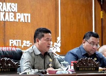 Ketua DPRD Pati, Ali Badrudin saat memimpin rapat paripurna bersama Wakil Ketua I Joni Kurnianto dan Wakil Ketua II H. Hardi, baru-baru ini. (ARF/Beritajateng.id)