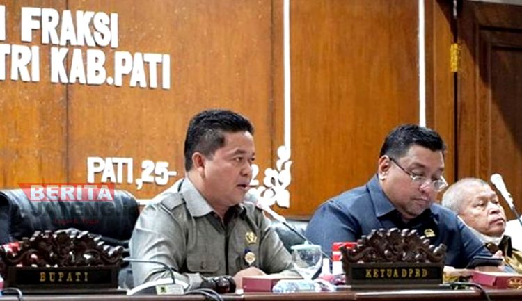 Ketua DPRD Pati, Ali Badrudin saat memimpin rapat paripurna bersama Wakil Ketua I Joni Kurnianto dan Wakil Ketua II H. Hardi, baru-baru ini. (ARF/Beritajateng.id)