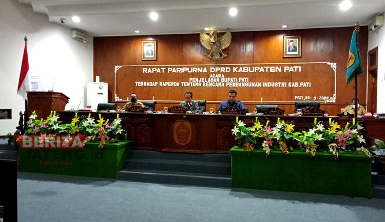Wakil Ketua III DPRD Pati, H. Muhammadun saat memimpin Rapat Paripurna, Senin (23/05). (ARF/Beritajateng.id)