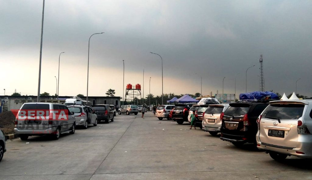 Suasana rest area 389 B Kendal saat dimulai one way Semarang-Jakarta. (UNG/Koran Lingkar)
