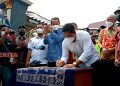 Tarif PNBP Nelayan Dinilai Terlalu Besar, Begini Tanggapan Ali Badrudin 17 Ketua DPRD Pati, Ali Badrudin saat menandatangani surat tuntutan dari peserta demo nelayan di depan Gedung DPRD Pati, Sabtu (14/05). (AZI/Koran Lingkar)