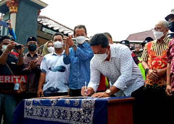 Ketua DPRD Pati, Ali Badrudin saat menandatangani surat tuntutan dari peserta demo nelayan di depan Gedung DPRD Pati, Sabtu (14/05). (AZI/Koran Lingkar)