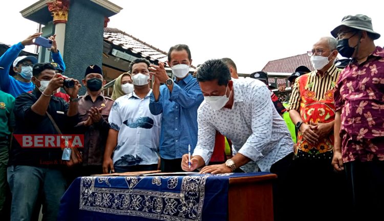 Ketua DPRD Pati, Ali Badrudin saat menandatangani surat tuntutan dari peserta demo nelayan di depan Gedung DPRD Pati, Sabtu (14/05). (AZI/Koran Lingkar)
