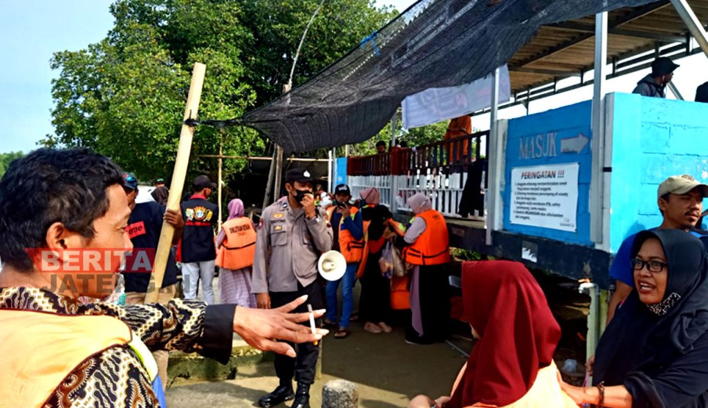 Personel dari Kepolisian Resor Demak tengah berjaga di salah satu objek wisata Kabupaten Demak, Senin (09/05). (Istimewa)