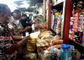 Update Harga Pokok di Pati Pasca Lebaran 19 Kepala Disdagperin Pati, Hadi Santosa beserta rombongan saat meninjau harga bahan pokok di salah satu pasar tradisional di Kabupaten Pati. (ARF/Beritajateng.id)