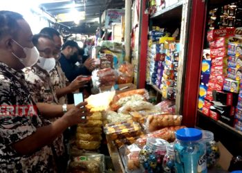 Kepala Disdagperin Pati, Hadi Santosa beserta rombongan saat meninjau harga bahan pokok di salah satu pasar tradisional di Kabupaten Pati. (ARF/Beritajateng.id)