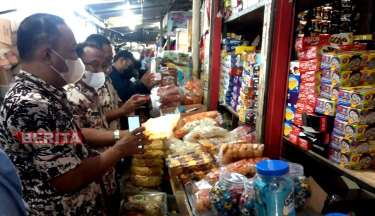 Kepala Disdagperin Pati, Hadi Santosa beserta rombongan saat meninjau harga bahan pokok di salah satu pasar tradisional di Kabupaten Pati. (ARF/Beritajateng.id)