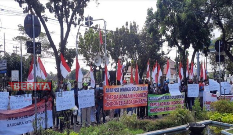 Ratusan orang yang tergabung dalam Aliansi Warga Solo melakukan aksi damai dukung Pemerintah dan DPR RI terkait pengesahan RUU DOB Papua di depan Gedung DPRD Kota Surakarta, Jawa Tengah, Kamis (23/06). (Ant/Beritajateng.id)