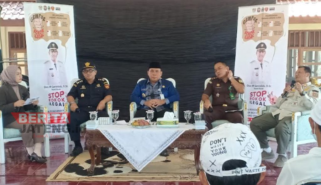 Talk show menggandeng Lingkar TV, Pemkab Kendal menggelar dialog interaktif untuk memutus rantai penyebaran tata niaga tembakau di Kabupaten Kendal, Rabu (23/06). (UNG/Koran Lingkar)