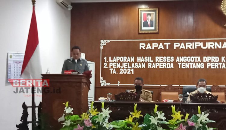 DPRD Pati Muslihan Apresiasi Kinerja Dewan dalam Reses Tahap 1 1 Komisi A DPRD Pati, Muslihan saat membacakan laporan kegiatan reses anggota dewan. (ARF/Beritajateng.id)