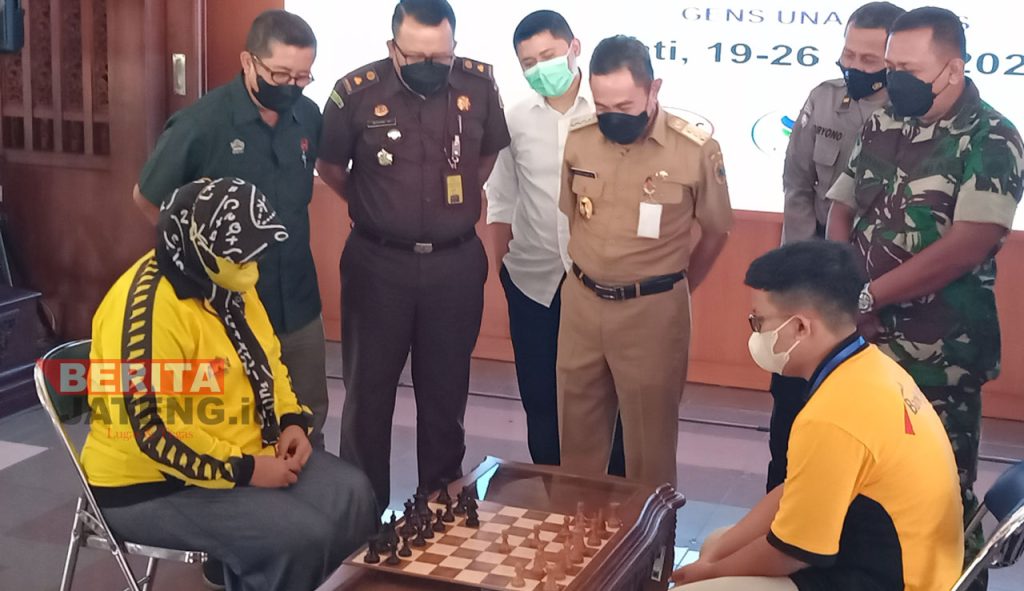 Anggota DPRD Pati, Endah Sri Wahyuningati (kiri) saat menghadiri pembukaan Kejurprov Catur Jateng 2022 di Pendopo Kabupaten Pati, baru-baru ini. (ARF/Beritajateng.id)