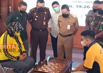 Anggota DPRD Pati, Endah Sri Wahyuningati (kiri) saat menghadiri pembukaan Kejurprov Catur Jateng 2022 di Pendopo Kabupaten Pati, baru-baru ini. (ARF/Beritajateng.id)