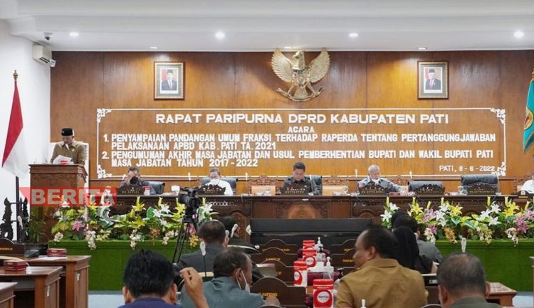 Rapat paripurna penyampaian pandangan umum fraksi terhadap Raperda tentang Pertanggungjawaban Pelaksanaan APBD Kabupaten Pati tahun anggaran 2021. (Dok. Humas DPRD Pati)