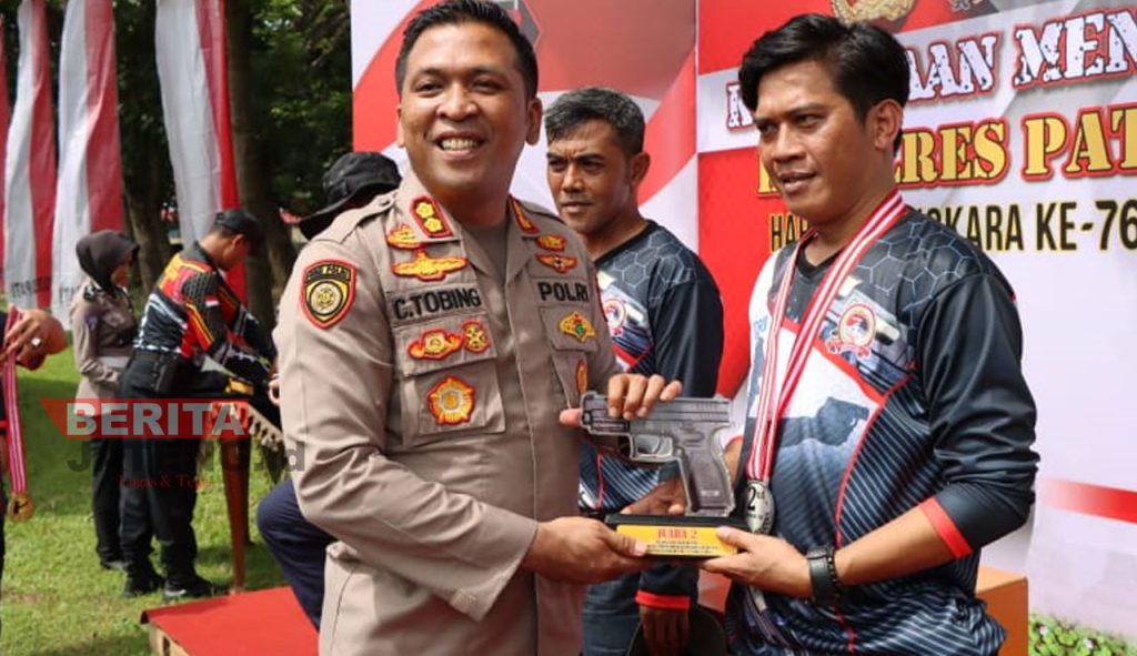 Kapolres Pati, Christian Tobing saat menyerahkan hadiah kepada pemenang Kejuaraan Menembak Kapolres Pati Cup. (Istimewa)