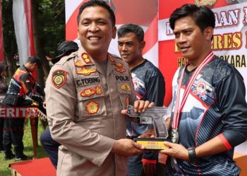 Kapolres Pati, Christian Tobing saat menyerahkan hadiah kepada pemenang Kejuaraan Menembak Kapolres Pati Cup. (Istimewa)