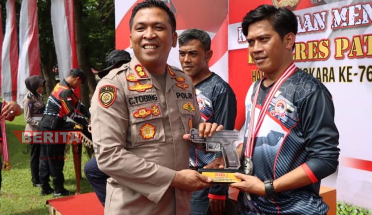 Kapolres Pati, Christian Tobing saat menyerahkan hadiah kepada pemenang Kejuaraan Menembak Kapolres Pati Cup. (Istimewa)
