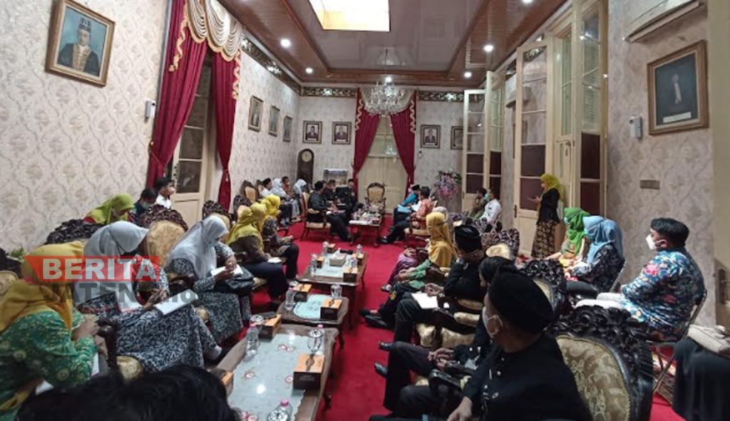 Puluhan tenaga honorer yang tergabung dalam Paguyuban Provinsi melakukan audiensi menuntut Pemkab Demak agar diluluskan seleksi ASN. (Tammalia Amini/Koran Lingkar)