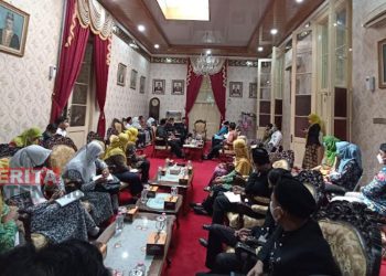 Puluhan tenaga honorer yang tergabung dalam Paguyuban Provinsi melakukan audiensi menuntut Pemkab Demak agar diluluskan seleksi ASN. (Tammalia Amini/Koran Lingkar)