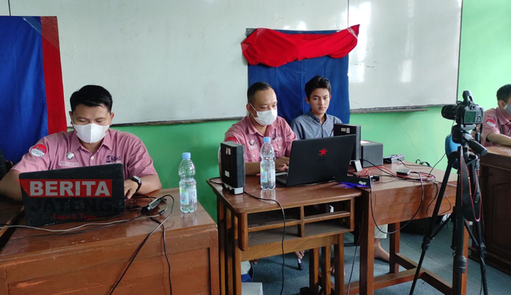 Disdukcapil Kudus saat membuka layanan perekaman e-KTP di salah satu sekolah di Kabupaten Kudus, Senin (27/06). (NHS/Korang Lingkar)