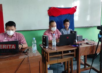 Disdukcapil Kudus saat membuka layanan perekaman e-KTP di salah satu sekolah di Kabupaten Kudus, Senin (27/06). (NHS/Korang Lingkar)