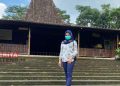 Kental Adat Jawa, Desa Wisata Kampoeng Djowo Sekatul Kendal Tarik Pesona Wisatawan 19 Salah seorang pengunjung sedang berfoto di salah satu sudut Desa Wisata Kampoeng Djowo Sekatul, Kecamatan Limbangan, Kabupaten Kendal. (Unggul Priambodo/Beritajateng.id)