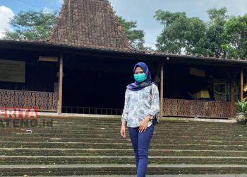 Salah seorang pengunjung sedang berfoto di salah satu sudut Desa Wisata Kampoeng Djowo Sekatul, Kecamatan Limbangan, Kabupaten Kendal. (Unggul Priambodo/Beritajateng.id)