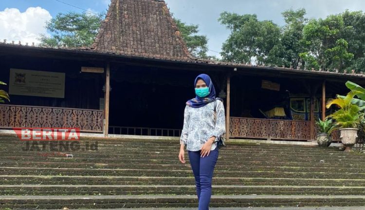 Salah seorang pengunjung sedang berfoto di salah satu sudut Desa Wisata Kampoeng Djowo Sekatul, Kecamatan Limbangan, Kabupaten Kendal. (Unggul Priambodo/Beritajateng.id)