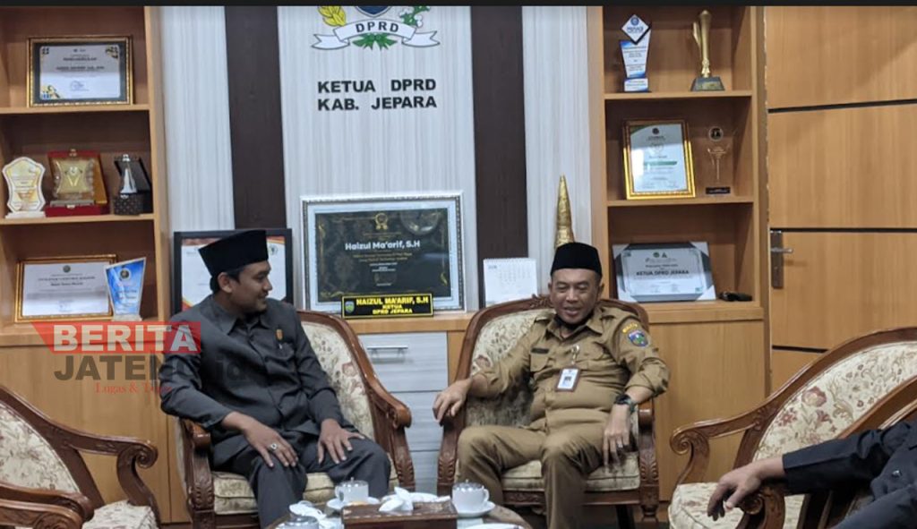 Ketua DPRD Jepara, Haizul Ma'arif saat berdialog dengan Pj Bupati Jepara, Edy Supriyanta. (MUS/Koran Lingkar)
