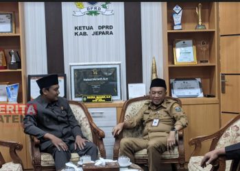 Ketua DPRD Jepara, Haizul Ma'arif saat berdialog dengan Pj Bupati Jepara, Edy Supriyanta. (MUS/Koran Lingkar)